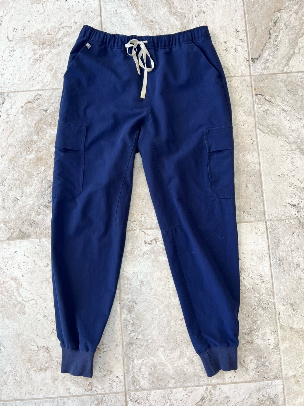 FIGS Men’s Flap Pocket Cargo Jogger Scrub Pants in Navy Blue, size Medium